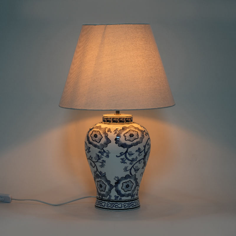 Ny kinesisk stil blå och vit porslinsbordslampa