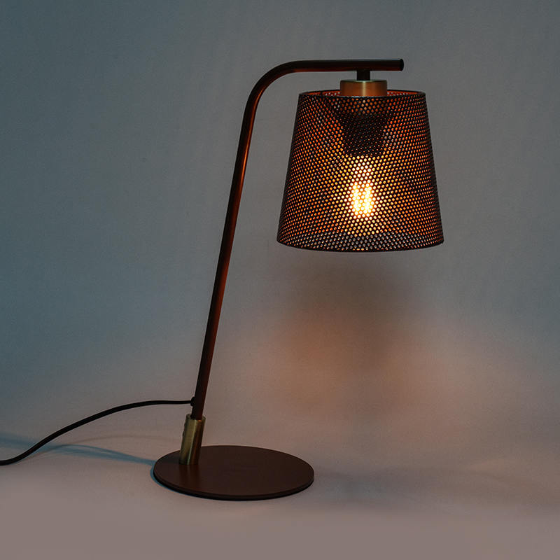 Nordisk metall smides järnbordslampa