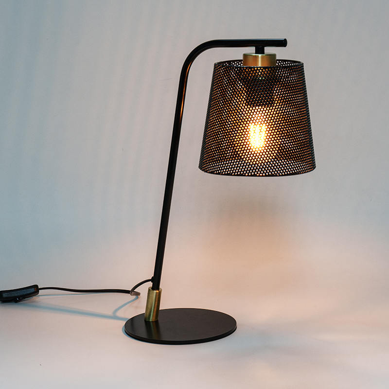 Nordisk metall smides järnbordslampa