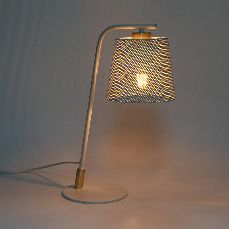 Nordisk metall smides järnbordslampa