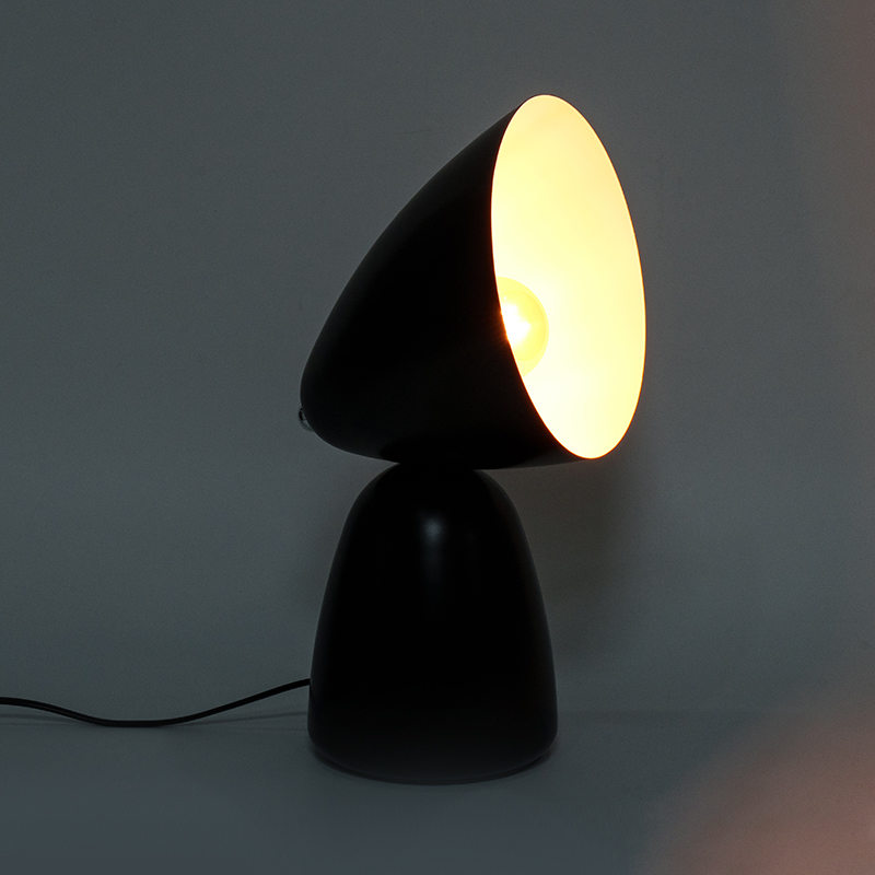 Enkel retro metallbordslampa