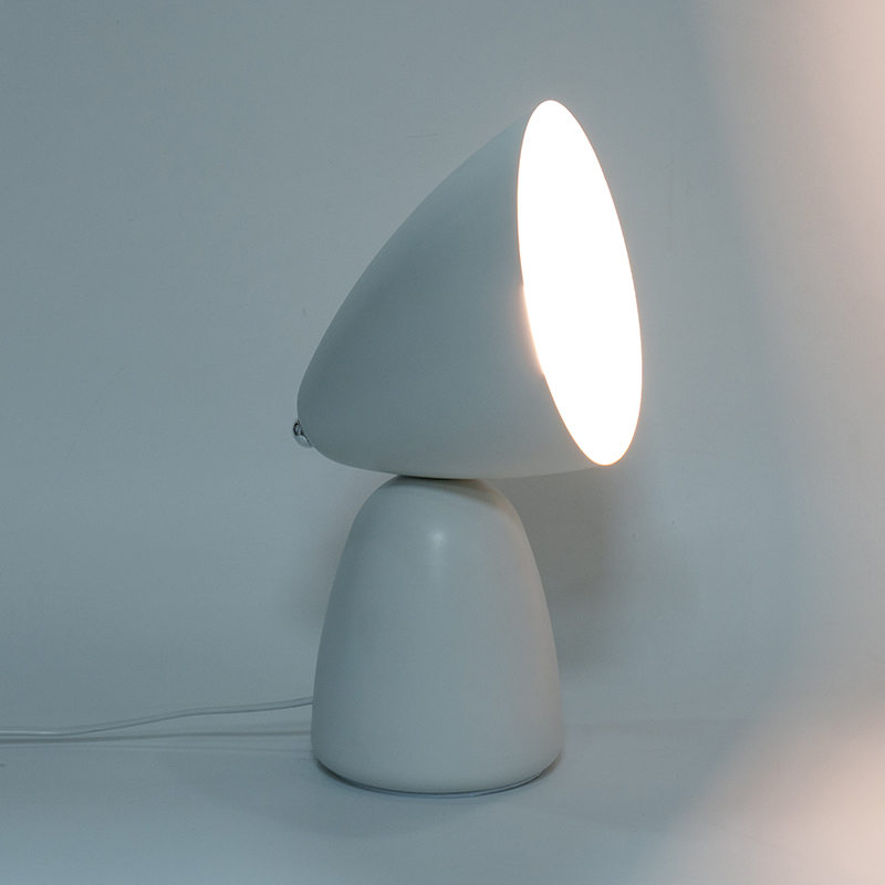 Enkel retro metallbordslampa