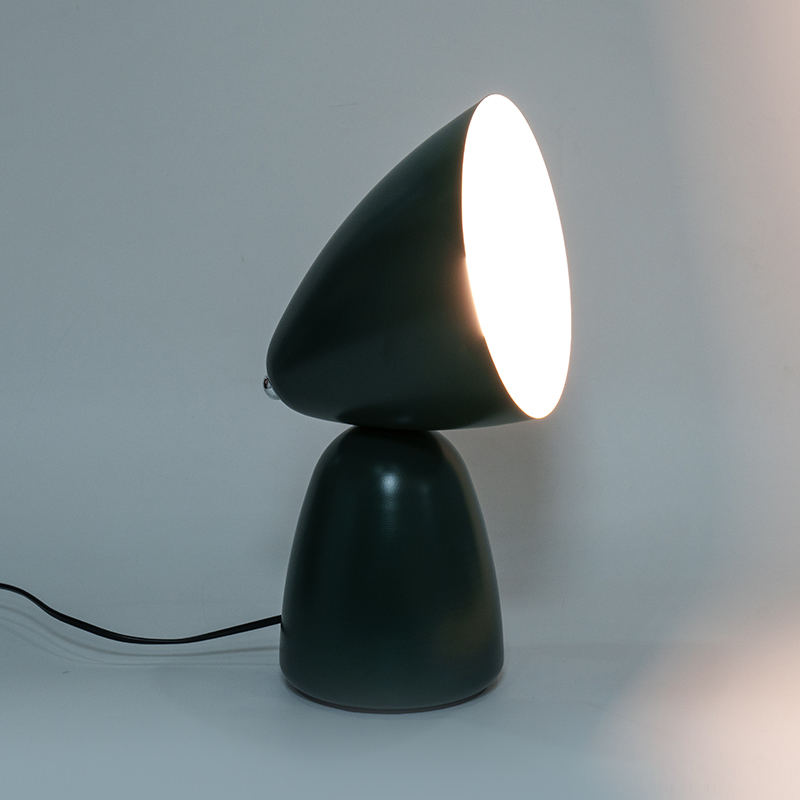 Enkel retro metallbordslampa