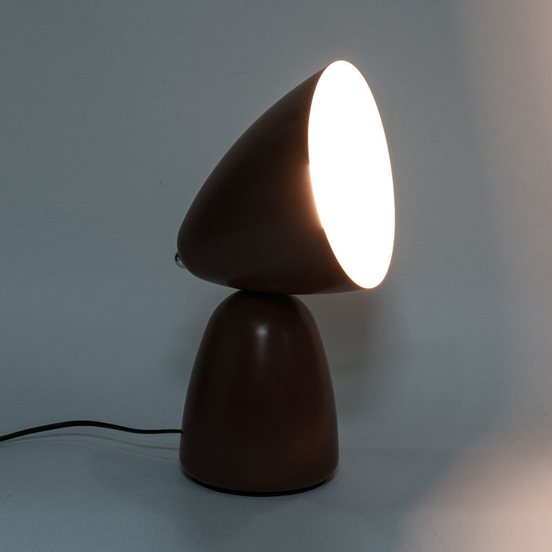 Enkel retro metallbordslampa