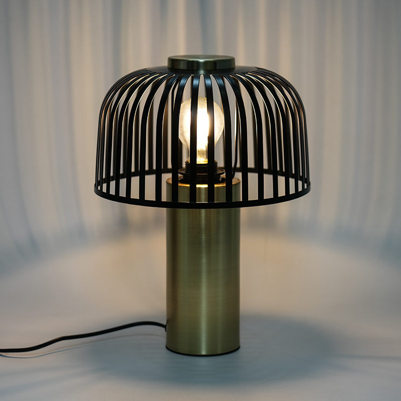 Järnrandig ihålig dekorativ bordslampa