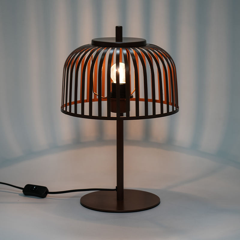 Nordisk järndekorativ bordslampa