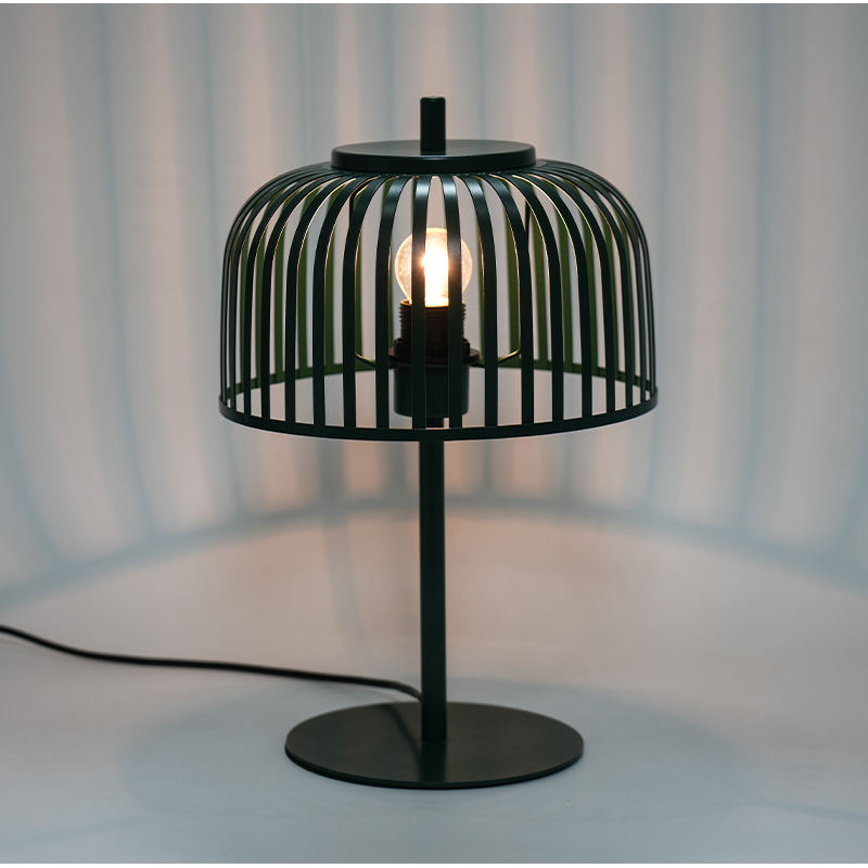 Nordisk järndekorativ bordslampa
