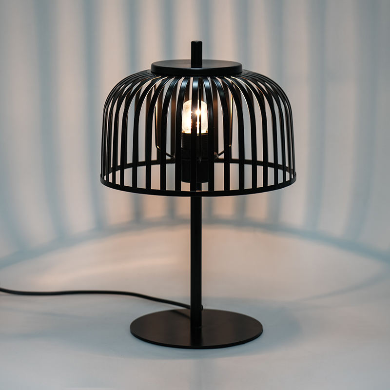 Nordisk järndekorativ bordslampa