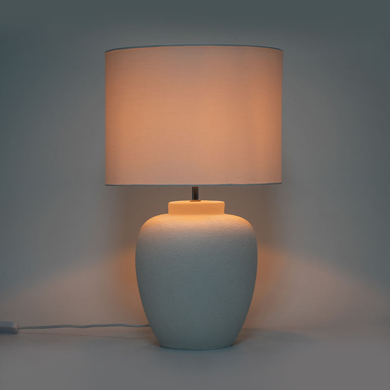 Enkel vit keramisk bordslampa