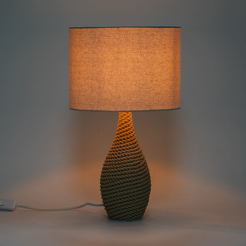 Japansk rottingvävd elegant lampa
