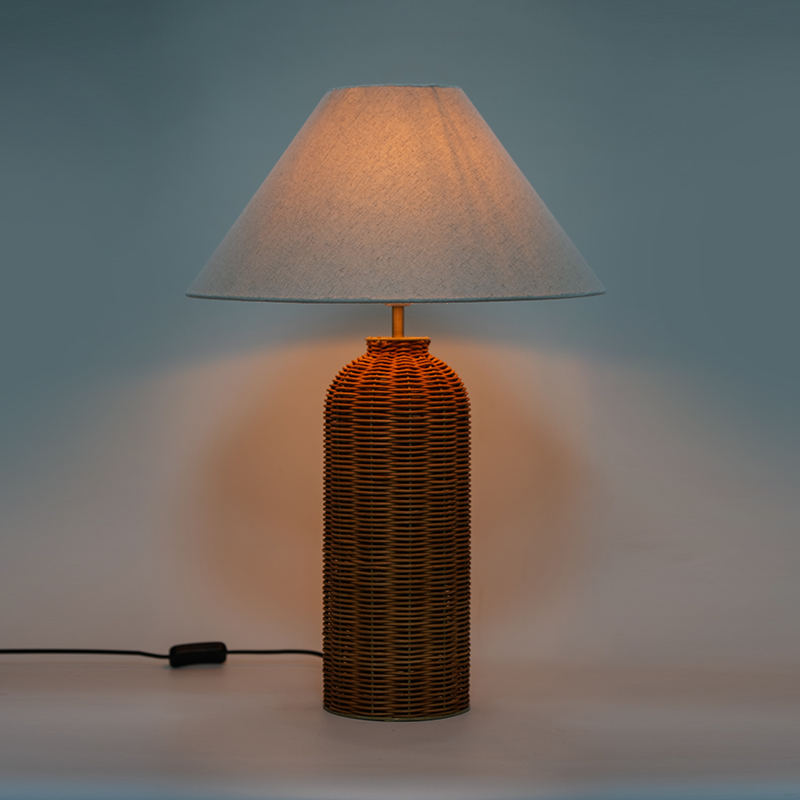 Handvävd rottingbordslampa