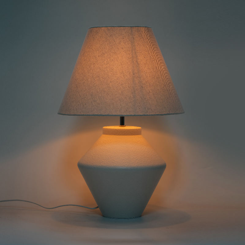 Geometrisk keramisk bordslampa