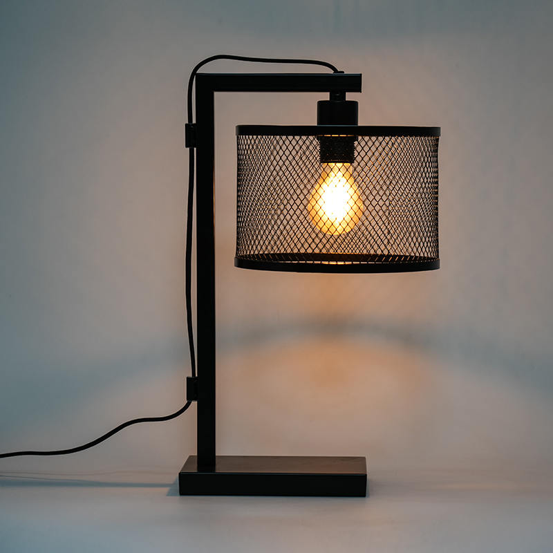 Smidesjärn dekorativt bordslampa