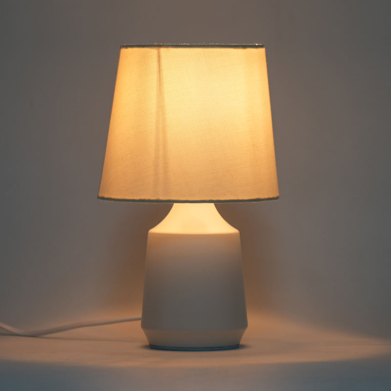 Enkel metallbordslampa