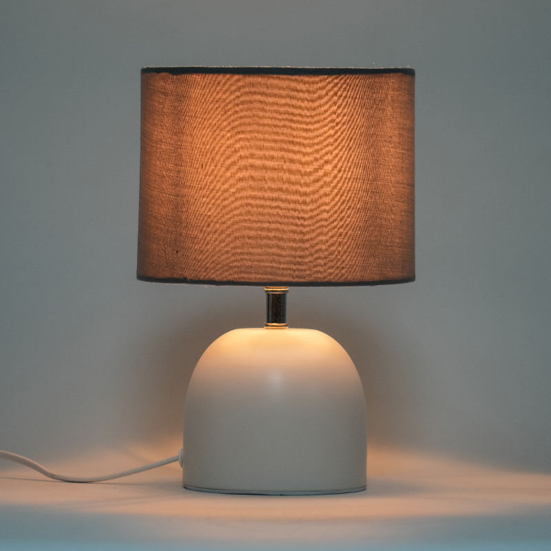 Vit vintage metallbordslampa