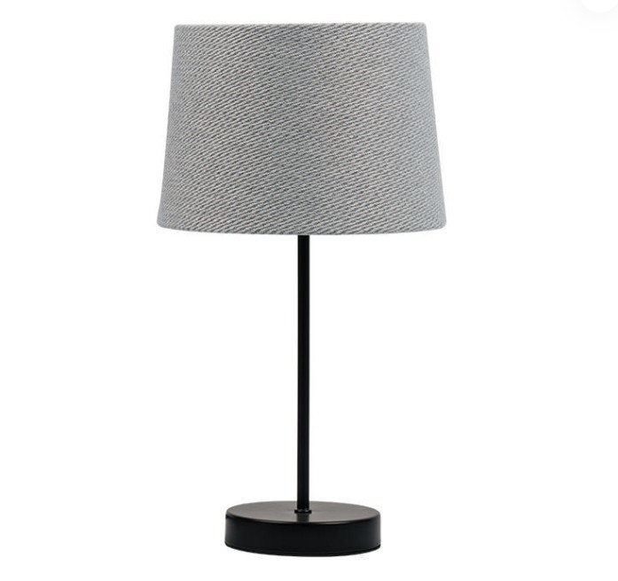 Hur påverkar lampskärmen på denna retro hårdvarulampor lampan spridningseffekten av ljus?